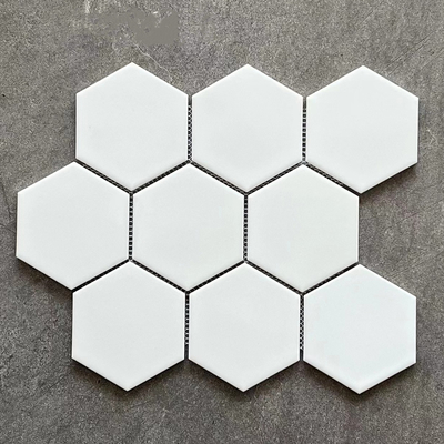 Moderne Design-Stil reine weiße Keramik-Sechseckegel mit Honighalm Glasmosaik