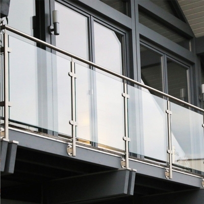 Treppenpfosten aus Glas und Edelstahl Geländer für Dachdecks