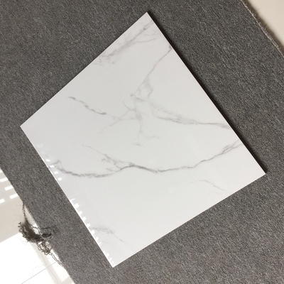Porzellanfliesen im Stil des modernen Designs Bianco Carrara Weiß für die Wohnzimmerdekoration