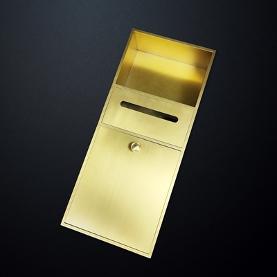 Niche aus Edelstahl für Dusche und Handtücher im modernen Designbad