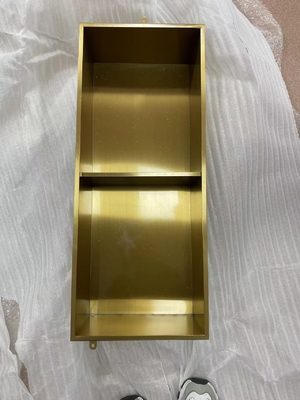 Niche aus Edelstahl für Dusche und Handtücher im modernen Designbad